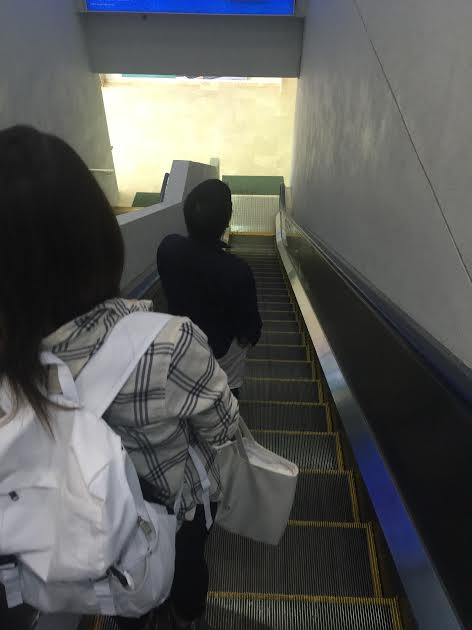 エスカレーターで下におります。