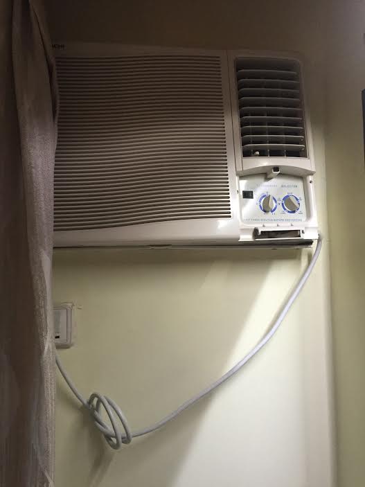 クーラーは古いですが、部屋は涼しくなります。