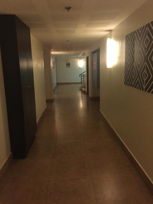 廊下を歩いて部屋に向かいます。