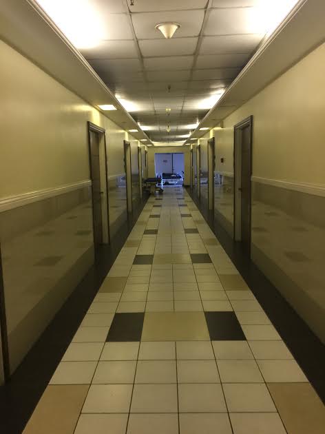 病室の廊下。
