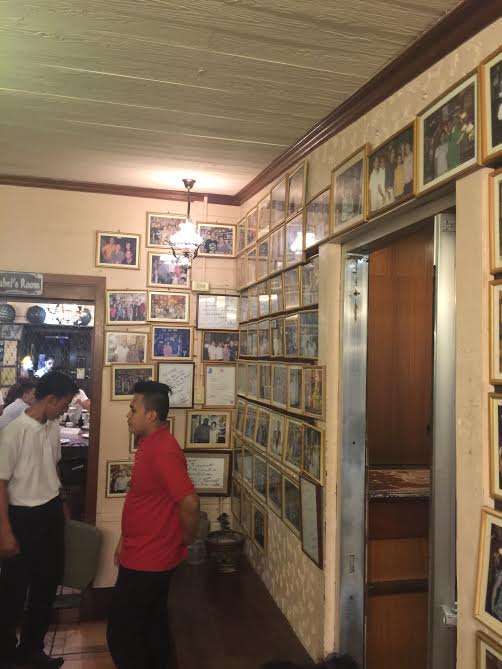 入り口を入って右側の壁にはフィリピンの有名人、政治家と女性オーナーの写真がズラっと飾られています。