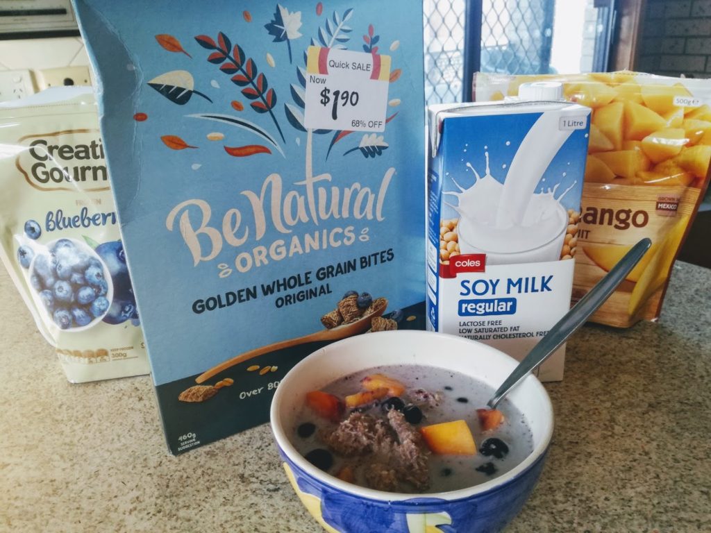 ワーホリで朝食はグラノーラに牛乳、冷凍フルーツ