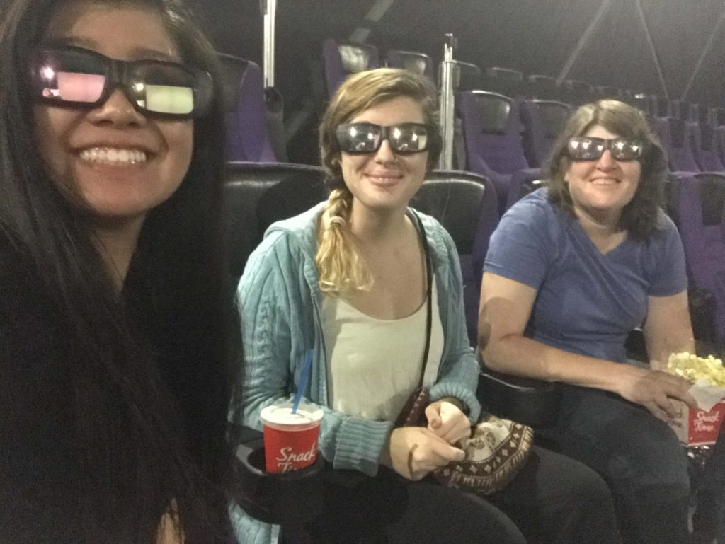 3Dメガネをして映画鑑賞