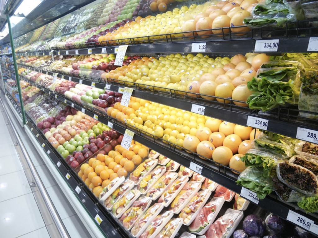 近くのスーパーでは野菜もフルーツも安く買えます。