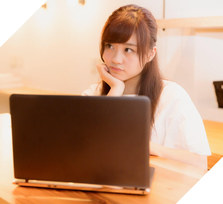 悩む女性